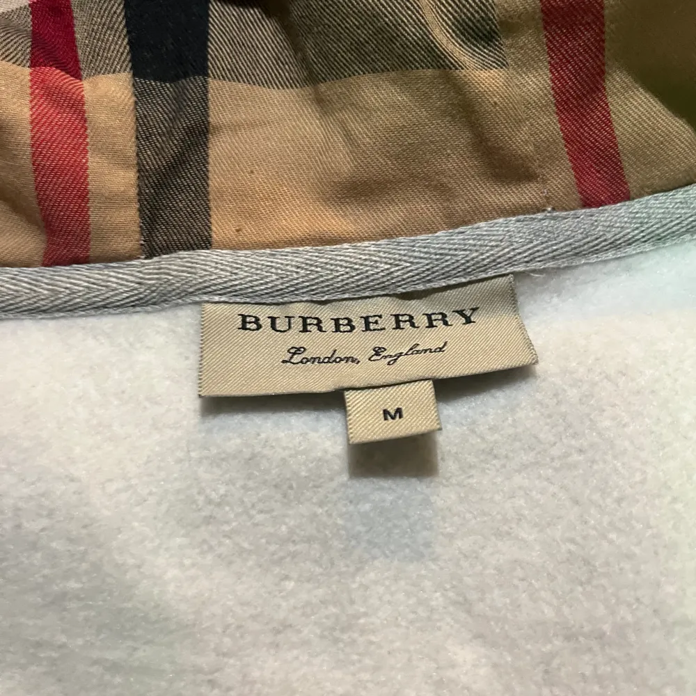 Säljer denna skit snygga burberry 1:1 tröjan, bra skick relativt ny, säljer då den inte kommer till användning längre, pris kan diskuteras vid snabb affär💥💯 Buda priv  ‼️. Tröjor & Koftor.