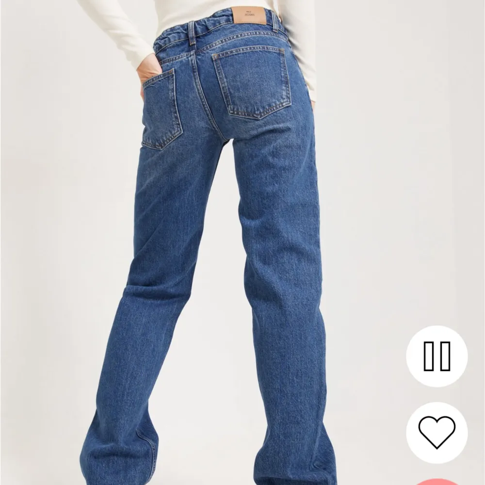 Lågmidjade jeans från Nelly i storlek 32 Passar mig perfekt i längden som är ca 163 cm lång Köptes för 599kr för ca ett år sedan men de är i nyskick ! . Jeans & Byxor.