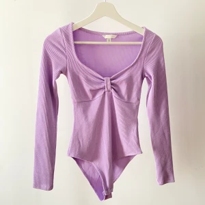 Body - Lila body från H&M som inte har kommit till användning 💜👾☂️🪻tredje bilden visar passformen☺️