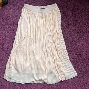 Rosa kjol - Rosa supersöt sommarkjol. Volanger. Jätteskönt silkesmaterial. Pris diskuterbart ❤️💕👌