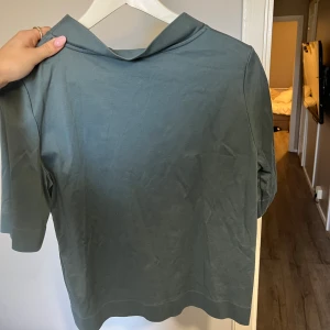 Grön t-shirt - En super fin grön t-shirt med lite krage(aldrig använt) 