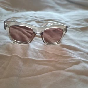 Supersöta solglasögon  - Säljer dessa supersöta solglasögonen då de inte kommer till användning  Bara använda ett fåtal gånger ❤️🕶
