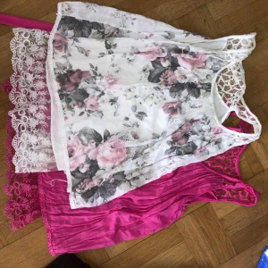 Sommar tunikor M - Somriga tunikor i storlek M. Super fin kvalite på dem och de är knappt använda så fortfarande i nyskick. De rosa har fått några främmande obehandlade fläckar som ser ut att gå bort enkelt - se bild