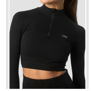 Helt ny topp från ICANIWILL - Sjukt snygg topp från ICIW. Helt oanvänd med lapparna kvar 💗 sitter jätteskönt, zip och stretchig. Tröjan heter Define seamless cropped 1/4 zip 🌸 köpt för 449 🩷