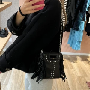 Maje väska  - Intressekoll på min maje väska, den är i väldigt fint stick och knappast andvänd. Köpte den i somras i maje butiken för 3000, tror inte den går att köpa nu. 