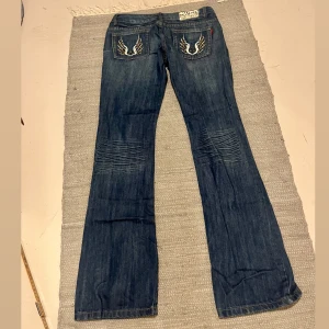 Lågmidjade bootcut jeans  - Lågmidjade bootcut jeans med coola fickor. Midjemått 39 cm, innerbenslängd 80cm. Köp via köp nu❤️‍🔥❤️‍🔥