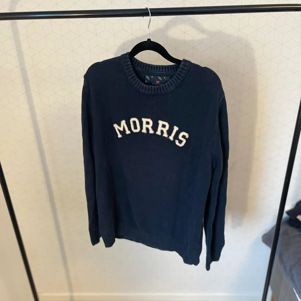 Säljer nu en Morris sweatshirt i storlek medium. Tröjan är i bra skick bara att kragen är anningen skadad (Se Bild) . Tröjor & Koftor.