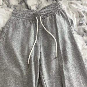 Gråa mjukisbyxor  - Ett par mjukisbyxor från H&M, storlek S.