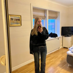 Super coola jeans  - Säljer dessa fräcka jeans med detaljer långa benet då de inte kommer till användning. Köpta secondhand. Skriver för mer information ☺️