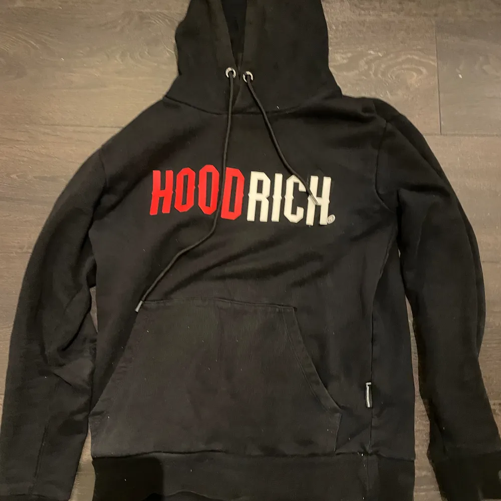 Hoodrich hoodie, med röd och vitt text från JD, använd några gånger. Kan diskutera pris. En boxatv har låsnat lite.. Hoodies.