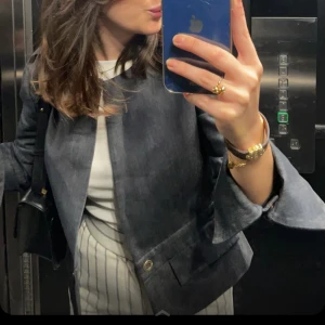 Kavaj STOCKH LM - Säljer denna superfina kavaj från STHLM. Den är mörk jeans färgad och lite tightare och kortare i modellen. Guld detaljer i både armar och knapp vid midjan. Nyskick, säljer enbart för att jag har för mycket liknande. 