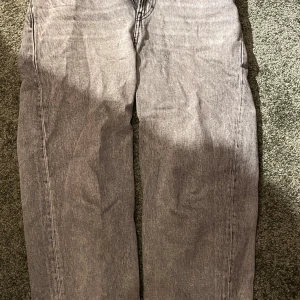 Gråa Loosefit jeans  - Köpte men för korta, andvända fåtal gånger. Köpta för 450 kr