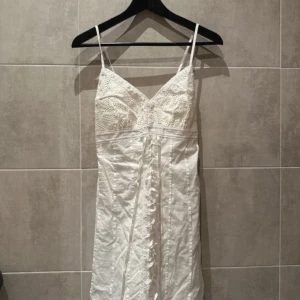 Vit spets klänning  - Använt ett fåtal gånger   Finns 2 fläckar, Allt tvättas innan det skickas 🎀  Köpt utomlands, märket är inte Zara 
