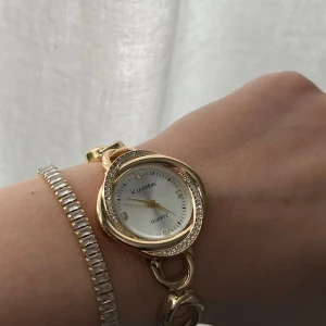 Guld klocka  - Gullig klocka, aldig använd, batteriet funkar💕