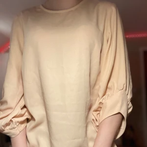 Peach/Rosa färgad Blus  -  Säljer denna blusen från Vera Moda, Bra skick Typ aldrig använd