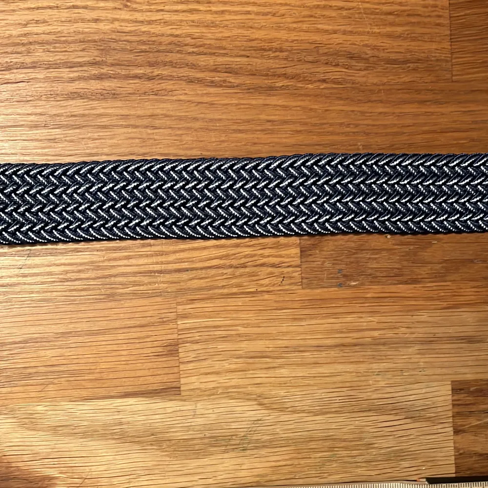Säljer det här nya och oanvända flätade bältet. Hela bältet bortsett från metallbiten är ca 99 cm långt, men kan stretchas ut till en större storlek. Pris: 59 kr. Övrigt.