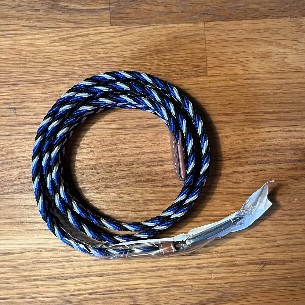 Säljer det här nya och oanvända flätade bältet. Hela bältet bortsett från metallbiten är ca 98 cm långt, men kan stretchas ut till en större storlek. Pris: 99 kr. . Övrigt.