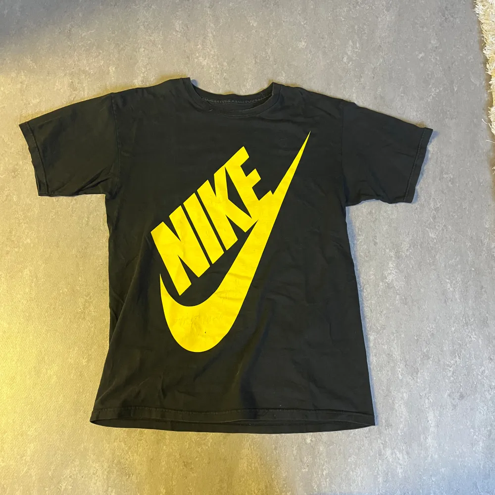 Nike, sitter som en S. T-shirts.