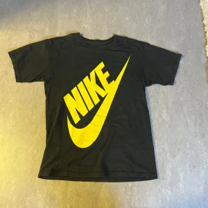 T-shirt  - Nike, sitter som en S