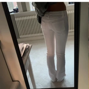 Lågmidjade vita jenas - Utsvängda/bootcut jeans som är lågmidjade! Super bra skick. Storlek 34! 💕🥰🥰🥰så snygga o perfekta 