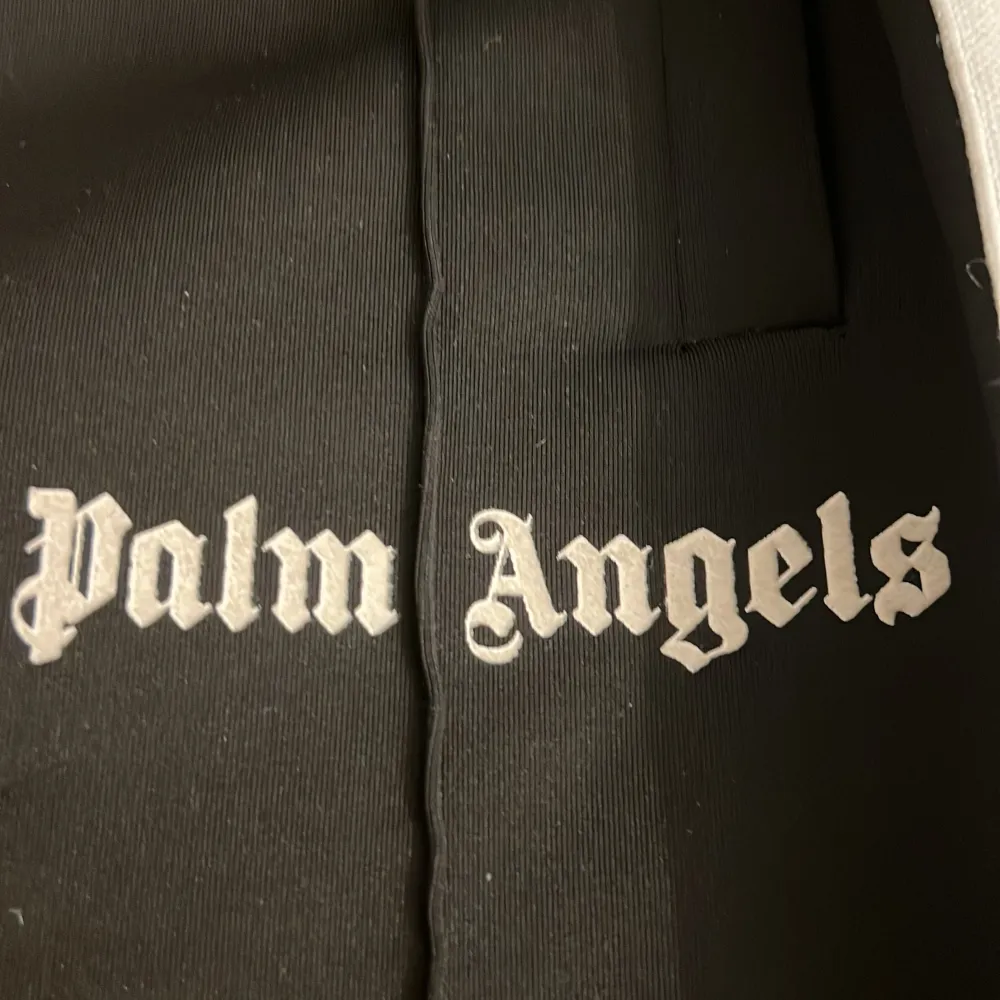 Säljer dessa Palm Angels byxor då jag inte använder dom. Storlek S passar också som M Påse finns. Jeans & Byxor.