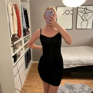 Svart klänning - Helt oanvänd klänning från Boohoo i storlek 34