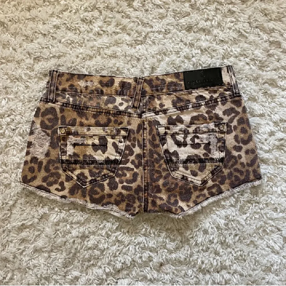 Supersnygga leopardmönstrade shorts från river island 😍😍 storlek 36 och tyvärr lite stora på mig med 32/34🩷 skriv för fler bilder . Shorts.