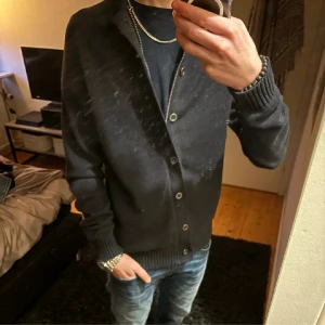 Stickad tröja  - Stickad tröja från murrey. Använd ett få tall gånger och har inga skador alls. Storleken är M. Vid snabb affär kan jag gå ner lite i pris 