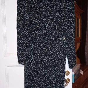 Pernilla Wahlgren klänning, etiketter borta men aldrig använd - Normal storl.