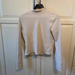 Beige polotröja  - Beige polotröja i Manchester tyg från Gina Tricot, passar även s & m