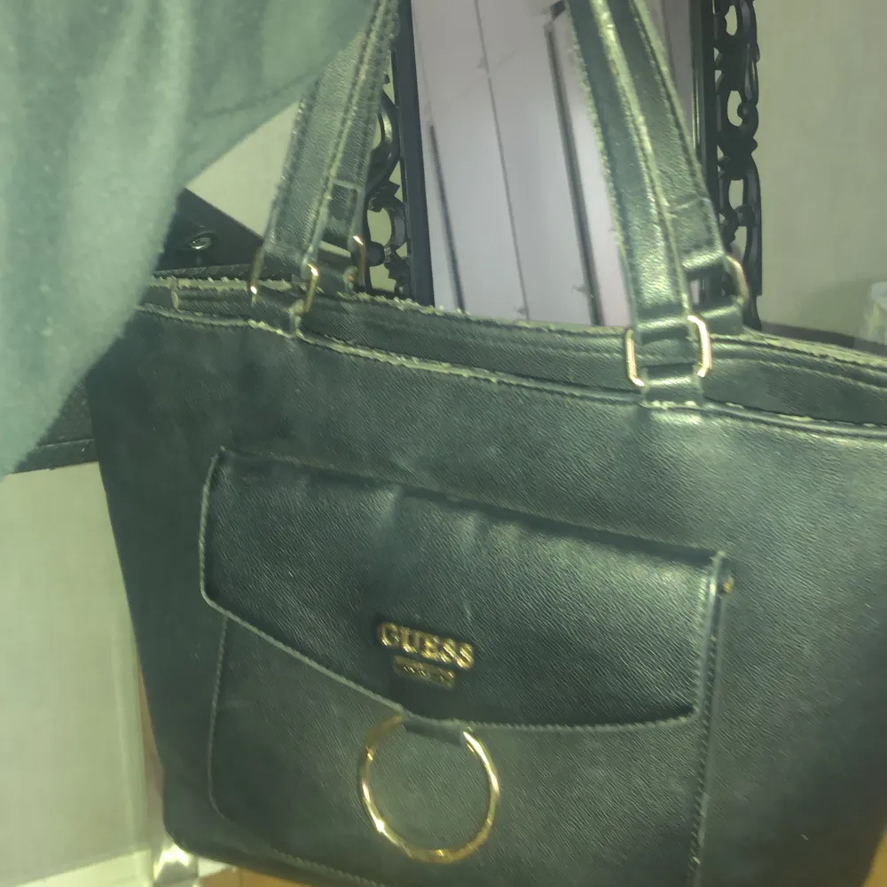 Säljer min unika Guess väska som inte finns längre, den har 5 fickor och är perfekt till skolan eller jobbet! Den har mycket utrymme och får plats med mycket😌. Väskor.
