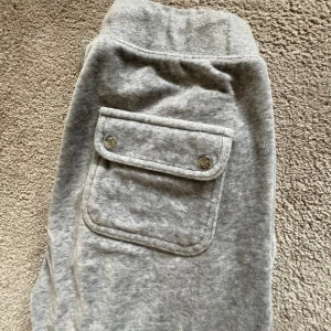 Juice Couture Byxor  - Hejj! Nu är mina Juicy Couture mjukis till salu😍 Köpta för 700kr och säljer de för 500, men kan gå ner i pris vid snabb affär😊