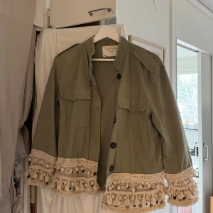 Vårjacka Zara - Säljer nu min fina vårjacka från Zara, i en militärgrön färg😊 Passar S och den är lite kortärmad i ärmarna🩷