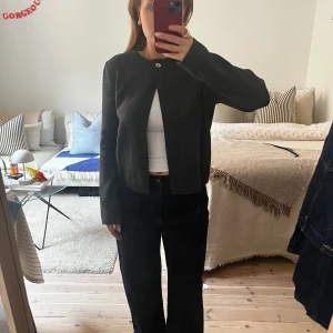 Kofta från Zara - Kofta i nyskick från Zara. Aldrig använd. 