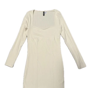 Kort Klänning  - Kort ribbad klänning från H&M. Ljusbeige, nästan vit. Använd 1 gång men samman har lossat lite vid bysten, syns på sista bilden.  