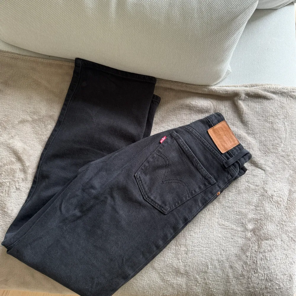Svarta Levis jeans  Högmidja raka ben  Storlek w24 (xs). Jeans & Byxor.