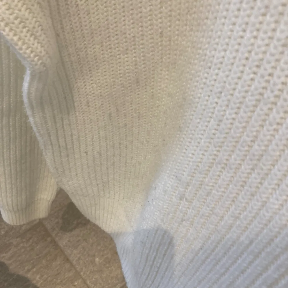 Säljer denna vita stickade tröjan då den inte används, fint skick lite nopprig (se sista bilden) storlek xxs skulle säga att den är liten i storleken 🤍. Stickat.