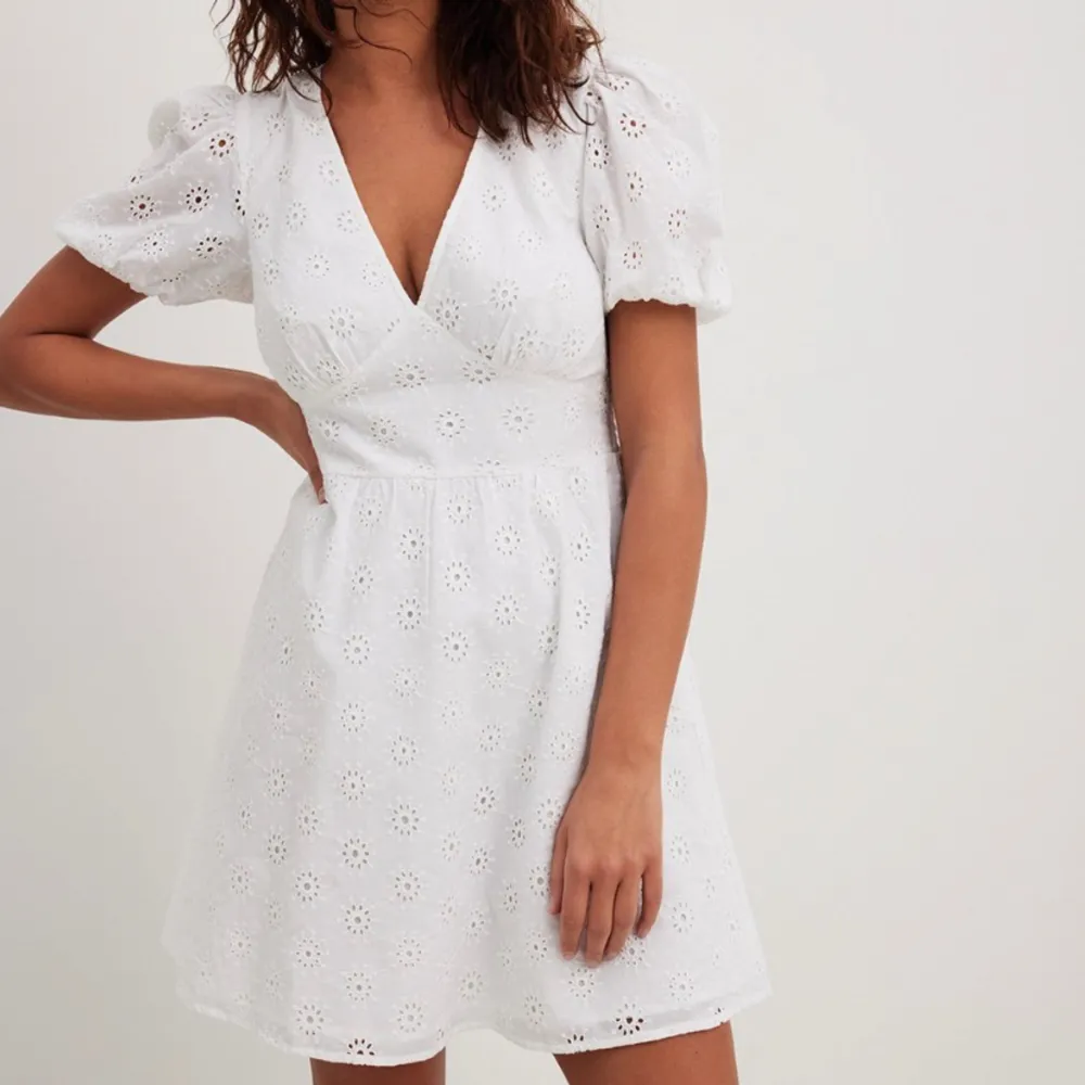 Säljer denna vita klänning från NA-KD då jag glömde retunera den, slutsåld på hemsidan. Har bara testat den så lapparna sitter kvar💕 pris går att diskutera💕. Klänningar.