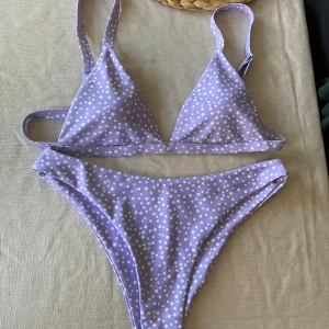 Lila bikini - Supergullig bikini💜 använd men i fint skick, inga tecken på användning! Stl M, överdelen var på gränsen till liten på mig som brukar ha 70/75C. Justerbara band och överdelen har inlägg 