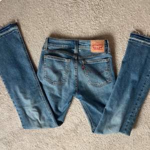 Lågmidjade jeans köpta för 1000kr
