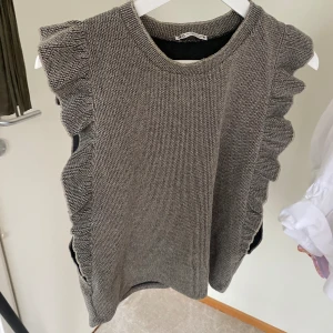 Fin topp - Superfin grå/brun topp med volangarmar från Zara😊 väldigt lite anväd och i superfint skick🥰