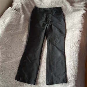 Raka, vida byxor-Filippa K - Svart/mörkgråa byxor  Storlek- L Märke- Filippa K.  Köpare står för frakt!  Använda ett par gånger men i fint skick😊