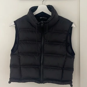 Väst från zara  - Svart väst från zara i storlek xs. I bra skick. 