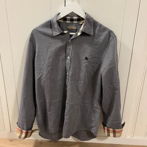 Burberry skjorta - Tjena! Säljer denna burberry skjortan i väldigt fint skick! Skick 9/10. Storlek L. Tveka inte o höra av dig för fler bilder eller om du har några frågor!