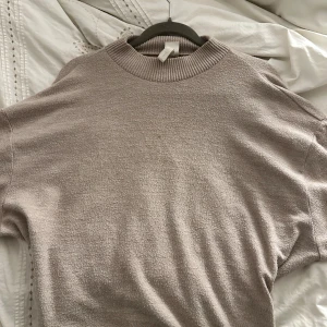 Mysig tröja i från hm! - Köpt secondhand, men ifrån h&m. Storlek M, jag brukar ha xs-s och den sitter bra men lite oversized. Rätt andvänd så säljs billigt. Möts i Sthlm eller postas . 🥰 Kan skicka bilder på när den är mer rättvis! Mycket finare på än på bild! Kom med bud! 