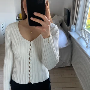 Vit tröja  - Super söt vit ribbad tröja med knappar  Strl: XS