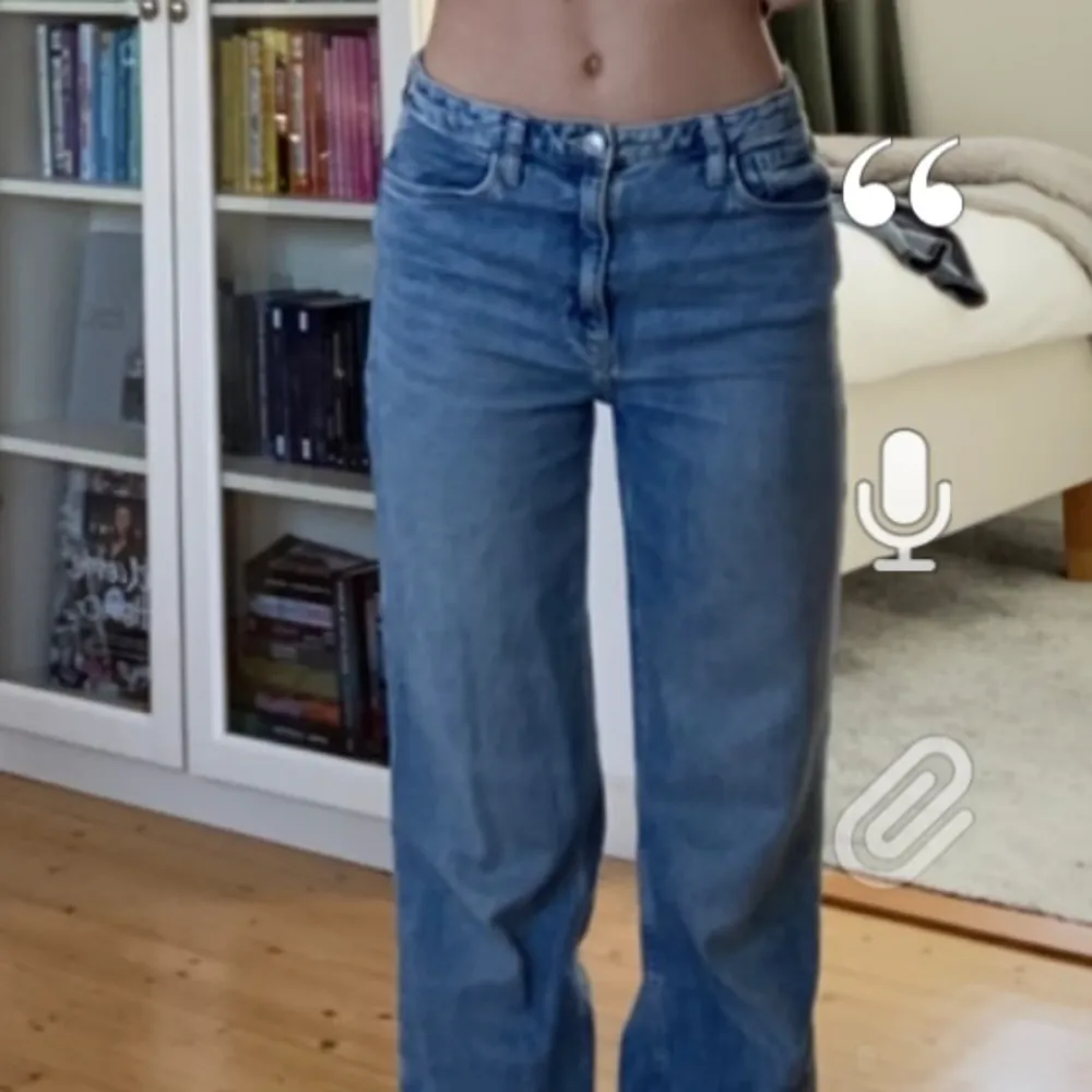 Straight mid waist jeans från H&M kids. Strl 164/13-14 år Säljer dem då de ej kommer till användning, perfekt i längd för mig som är 170 cm. Skriv till mig för mer information💖. Jeans & Byxor.