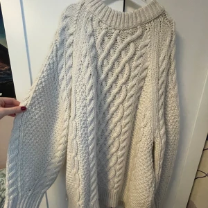 Kabelstickad tröja - Kabelstickad tröja i storlek M, supermysig!