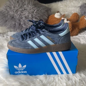 Adidas spezial - Dem snygga marinblåa Adidas skorna som nästan är slutsålda överallt!!! Storlek 36 2/3. Säljer skorna eftersom dem är för små💙