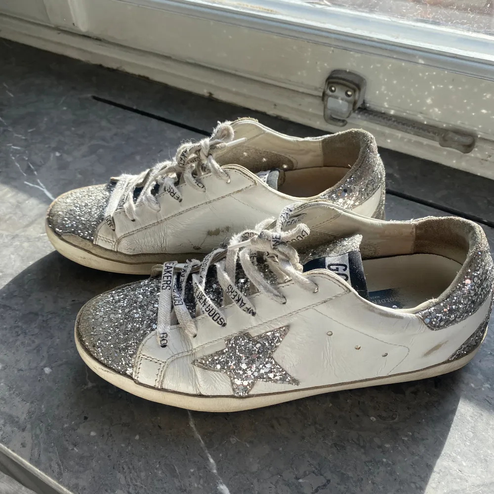 Supersnygga Golden goose skor, äkta! Säljer då de tyvärr är för stora för mig. Väl använda därav priset, pris kan diskuteras vid snabbt köp💞. Skor.